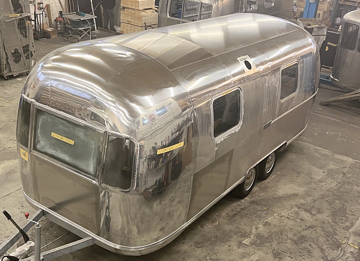 airstream_safari_1970er_pre_manufactured_new_roof.jpg