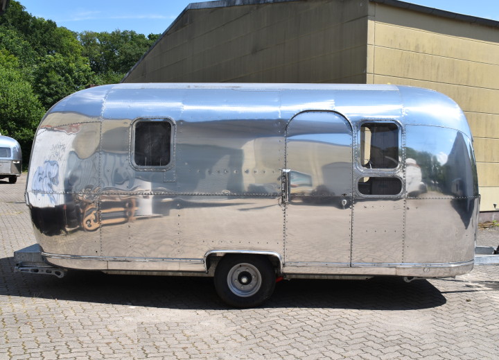 21ft_airstream_globetrotter_1969_door_site.jpg 21ft_airstream_globetrotter_1969_door_site.jpg