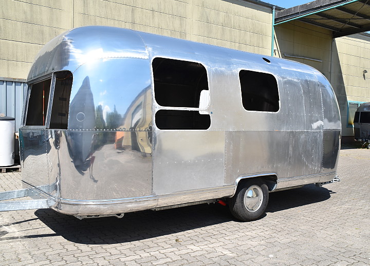21ft_airstream_globetrotter_1969_street_site_fr.jpg 21ft_airstream_globetrotter_1969_street_site_fr.jpg