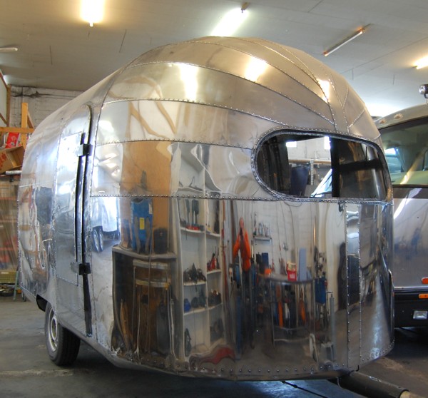 18ft_Airstream_1949_Trailwind_doorsite.jpg