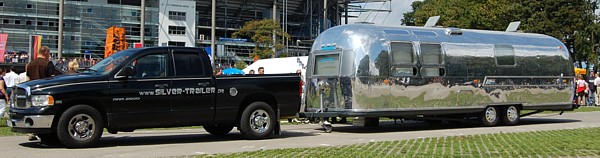 Gespann_Airstream_Dodge_Pickup.jpg