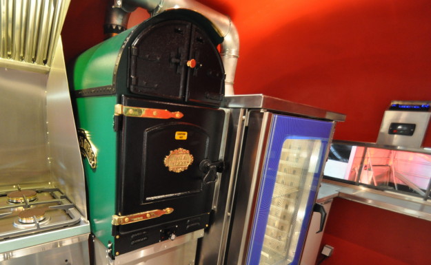 airstream4u_gastrotrailer_snack_bar_oven.jpg