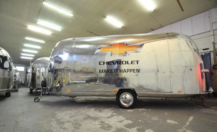 ...........iaa_chevrolet_vorbeitung_messestand_by_airstream_4u.jpg