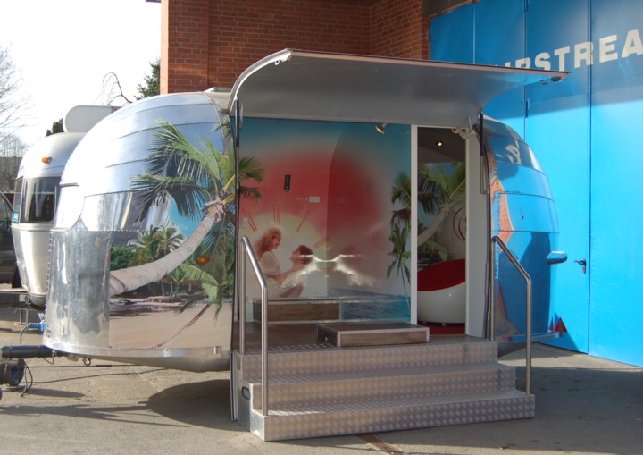 04_11_love_mobil_roadshow_start_pol.jpg