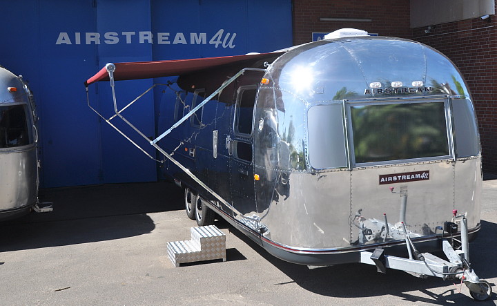 Airstream4u_Silver_Lounge_Mobile_Bug.jpg