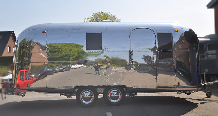airstream_1960er_doorsite.jpg