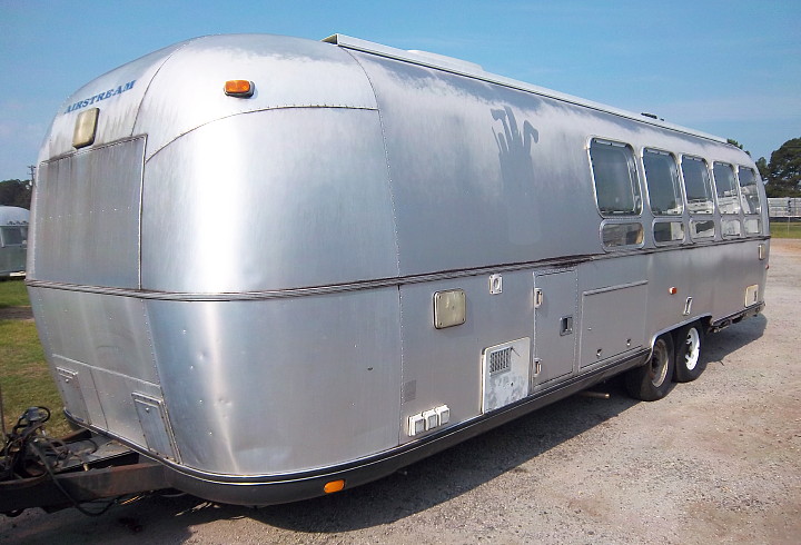 original_airstream_diner_XXL_31_feet.jpg