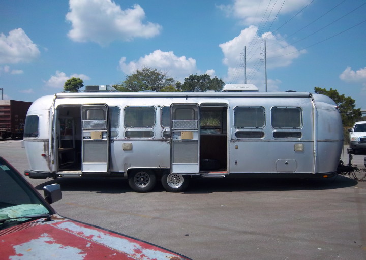 original_airstream_diner_gastraum_2_tuerer.jpg