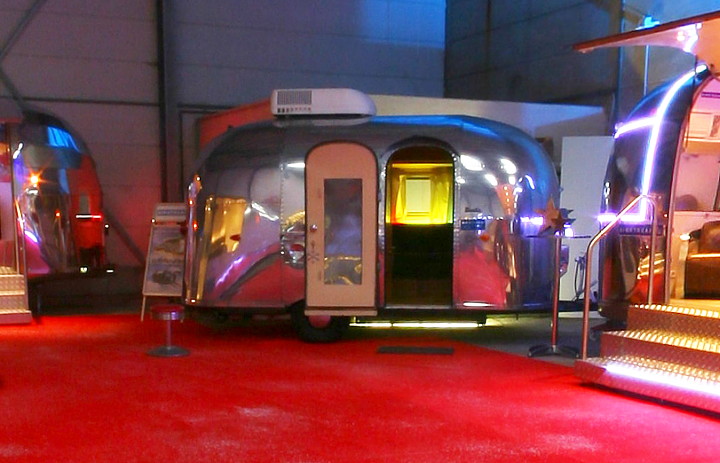 16_feet_airstream_bambi_1961_at_a4u_showroom.jpg