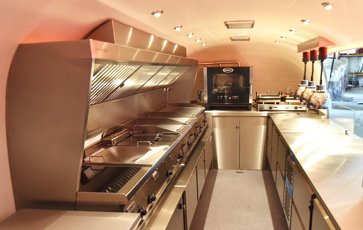 airstream4u_dxb_lunch_mobil_interieur1.jpg