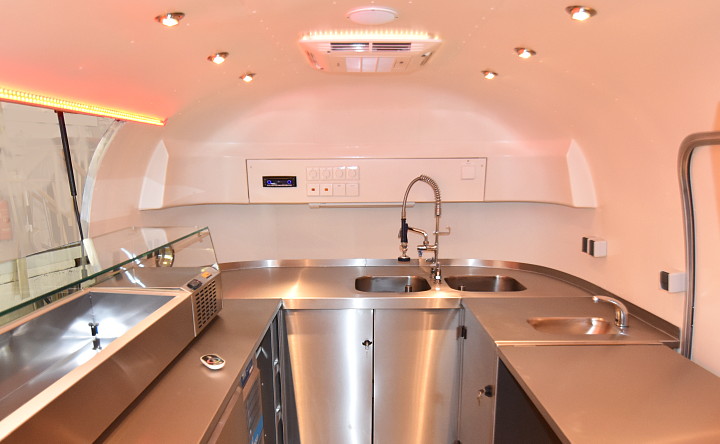 airstream4u_dxb_lunch_mobil_interieur4.jpg