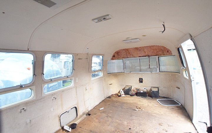 Airstream_Limited_30ft_1998_inside_empty.jpg Airstream_Limited_30ft_1998_inside_empty.jpg