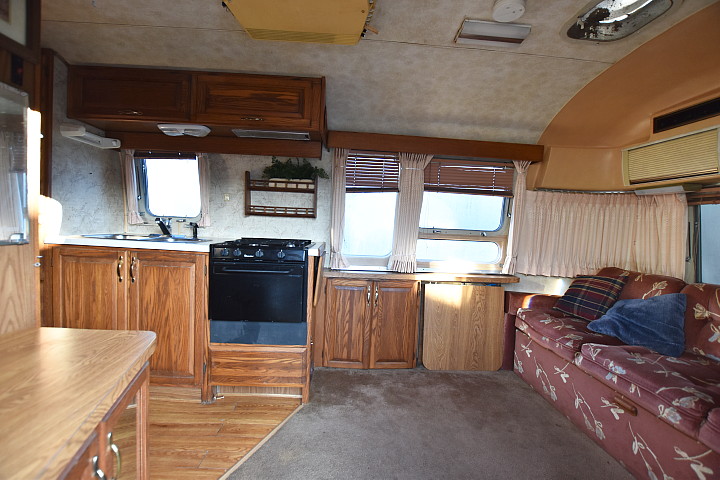 airstream_excella_1988_31ft_interior1.jpg