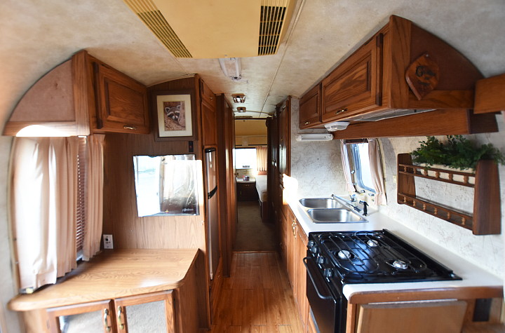 airstream_excella_1988_31ft_interior2.jpg