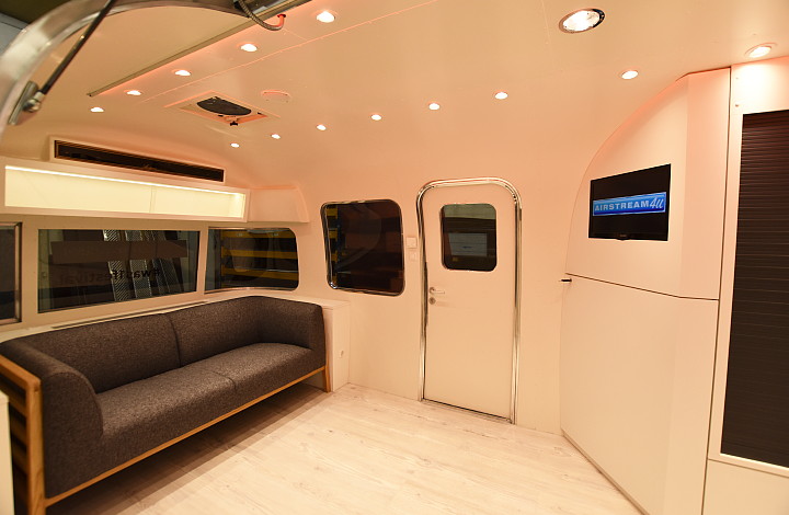 otto_on_tour_interior_airstream4u_b.jpg