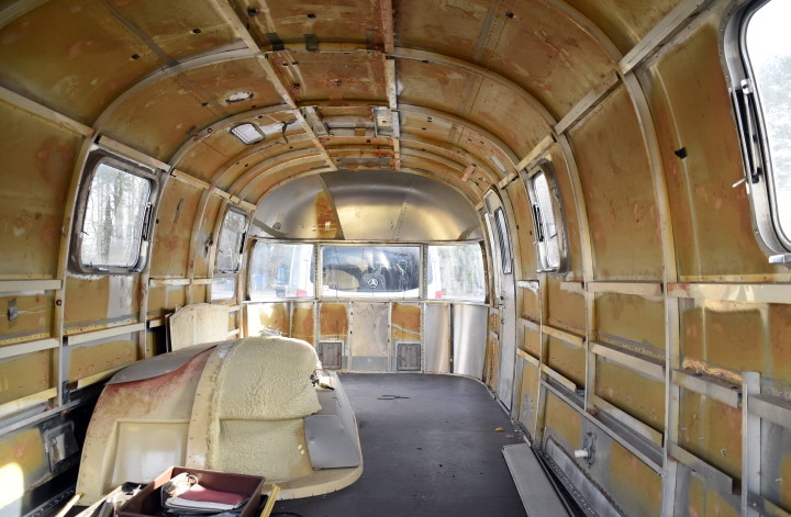 airstream88_double_panorama_inside_empty.jpg