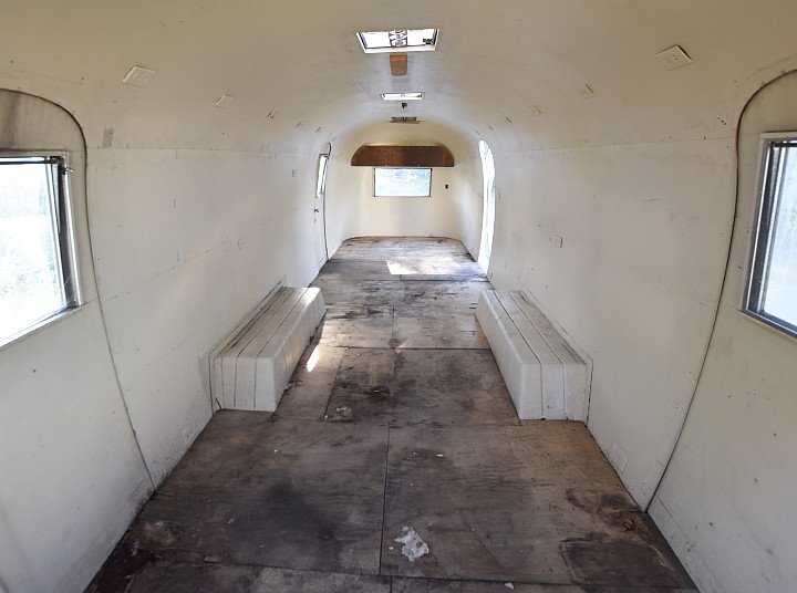 airstream_sovereign_4_doors_1964_vintage_office_empty.jpg airstream_sovereign_4_doors_1964_vintage_office_empty.jpg