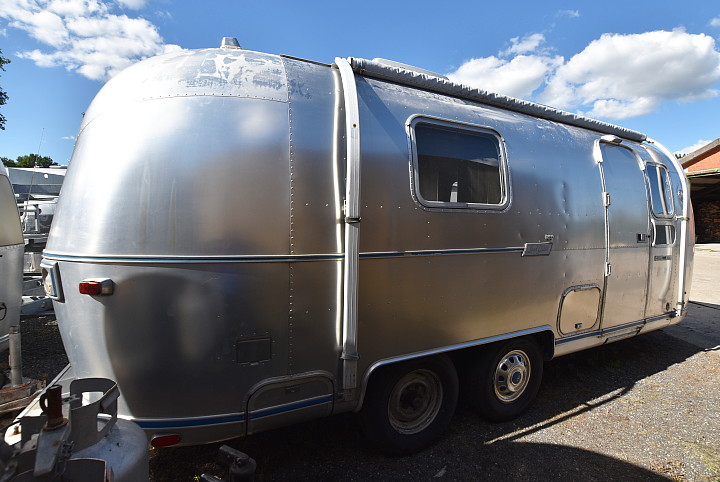 Airstream_safari_1974_23ft_pure_aluminum.jpg