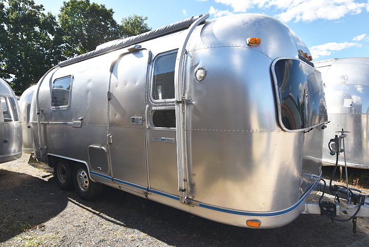 Airstream_safari_1974_vintage_interior.jpg