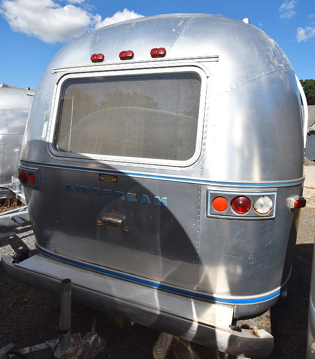 Airstream_safari_1974_vintage_trailer.jpg
